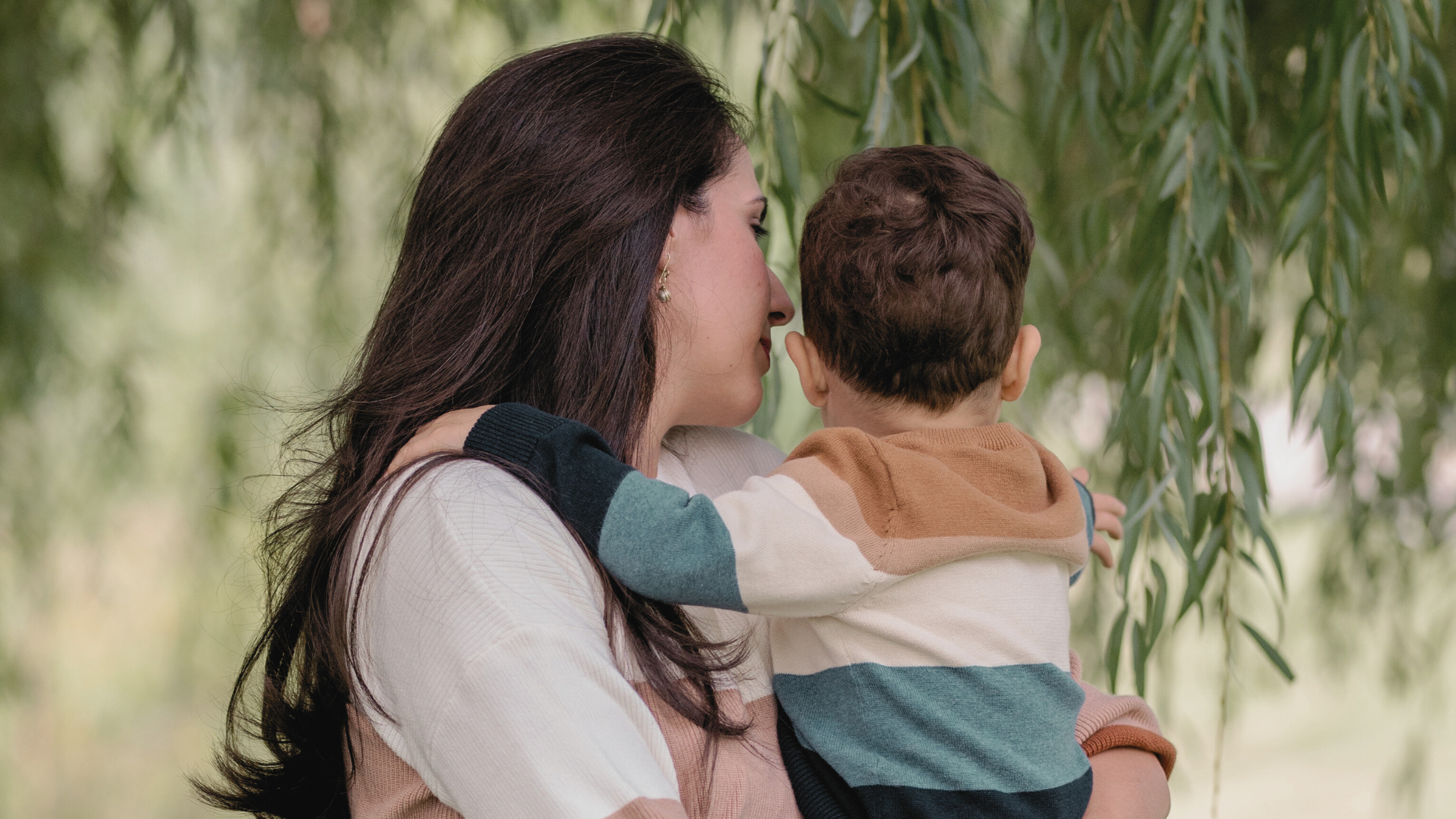 La tribu que no fue: maternidad lejos de la familia